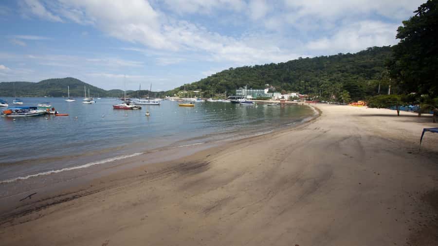 Angra dos Reis: Boat Tour in Ilha Grande and Lagoa Azul - Praia de Araçá, a small beach framed by rock and forest