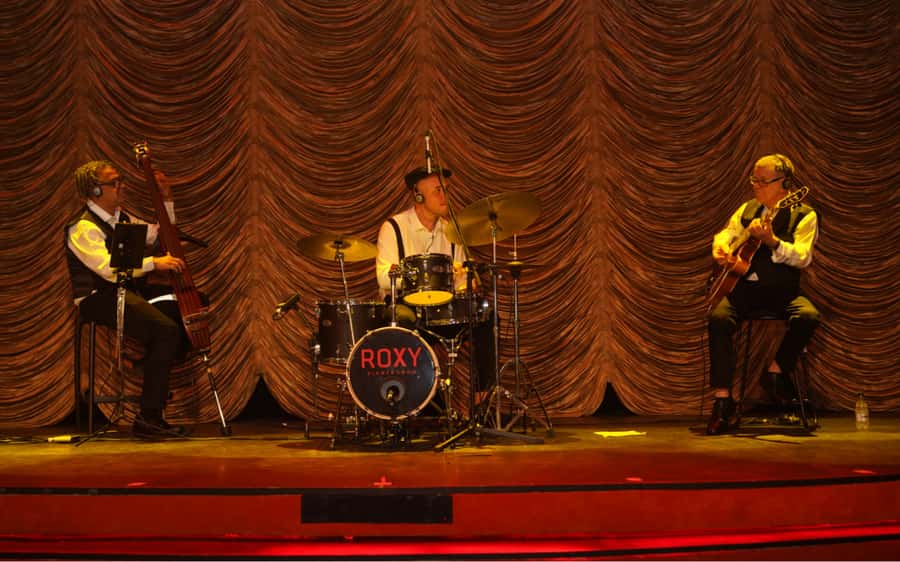 By Night Tour: Roxy Dinner Show & Transfer - Aquele Abraço brings the color and movement