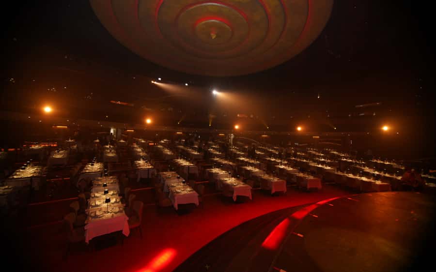 By Night Tour: Roxy Dinner Show & Transfer - Who will enjoy this night most?