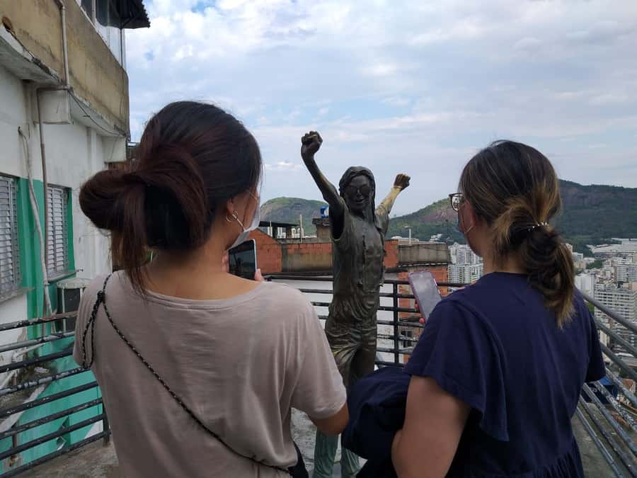 Favela Santa Marta: Walking Tour with local guide - Handicrafts, local shops, and the cost of the outing