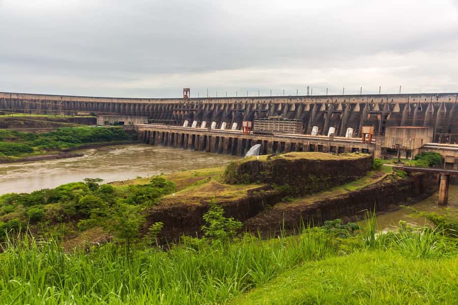 Foz do Iguaçu: Itaipu Hydroelectric Dam - The main gazebo and the view over the spillway
