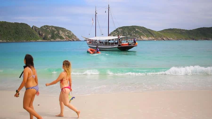 From Rio de Janeiro: Arraial do Cabo Boat Trip with Lunch - Boarding the schooner at Arraial do Cabo