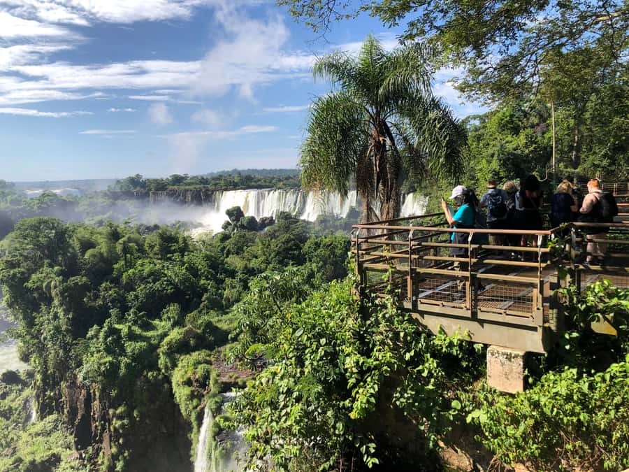 Iguassu Waterfalls: 1 Day Tour Brazil and Argentina's sides - The morning pickup and the ride across the border