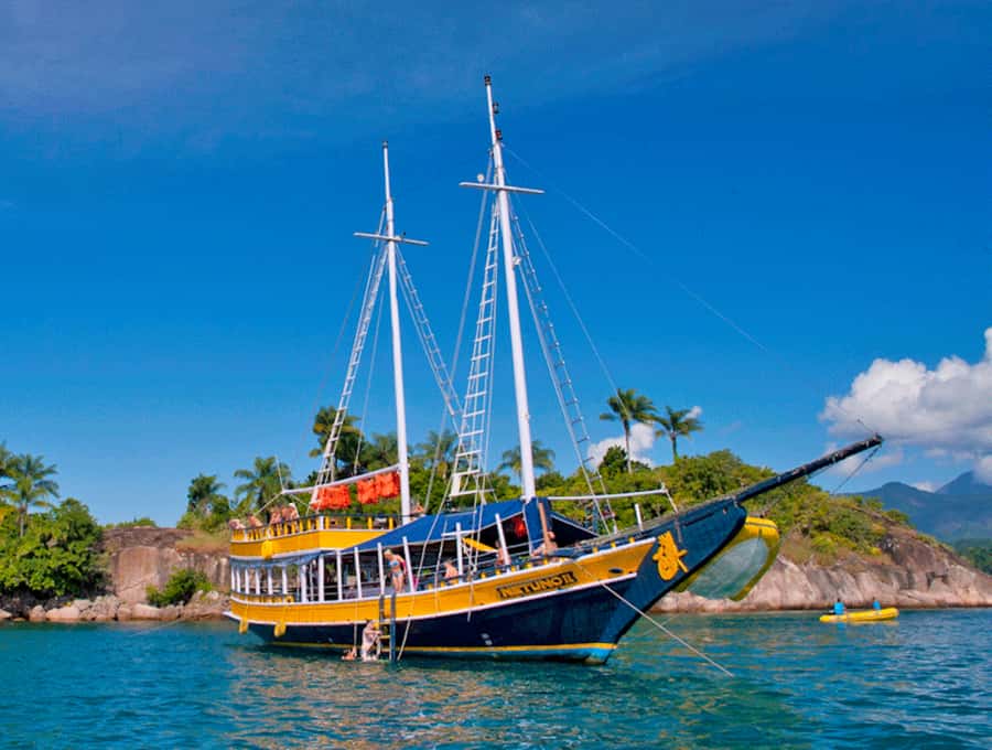 Paraty Bay: Islands & Beaches Boat Tour with Snorkeling - Leaving Paraty for the open bay