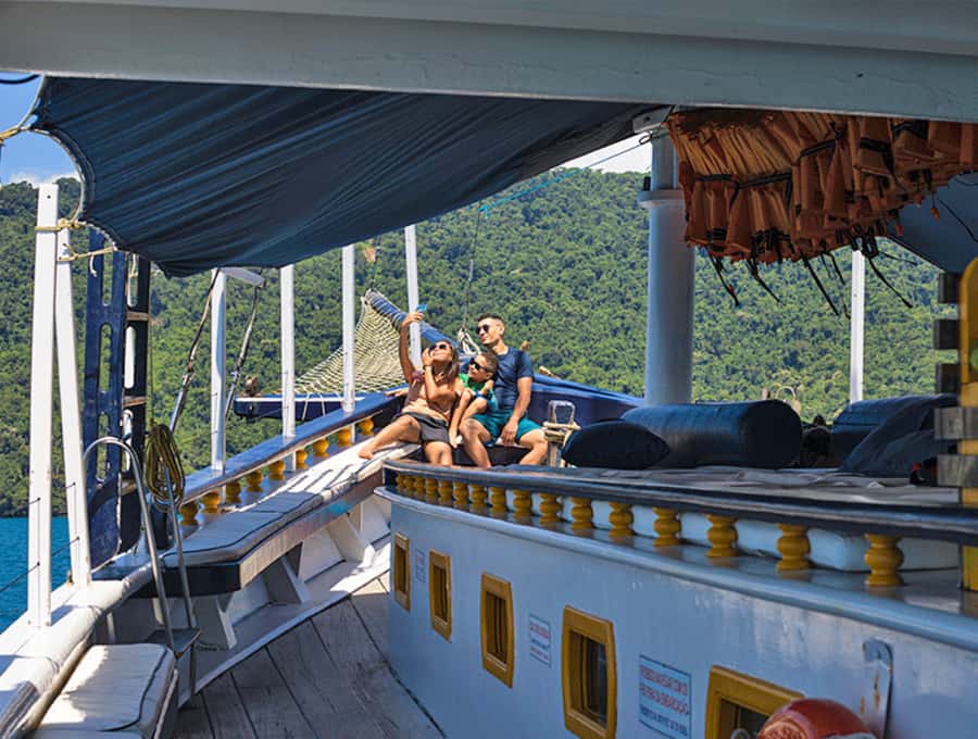 Paraty Bay: Islands & Beaches Boat Tour with Snorkeling - Snorkeling, paddleboards, and easy water time