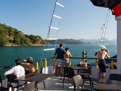 Paraty Bay: Islands & Beaches Boat Tour with Snorkeling