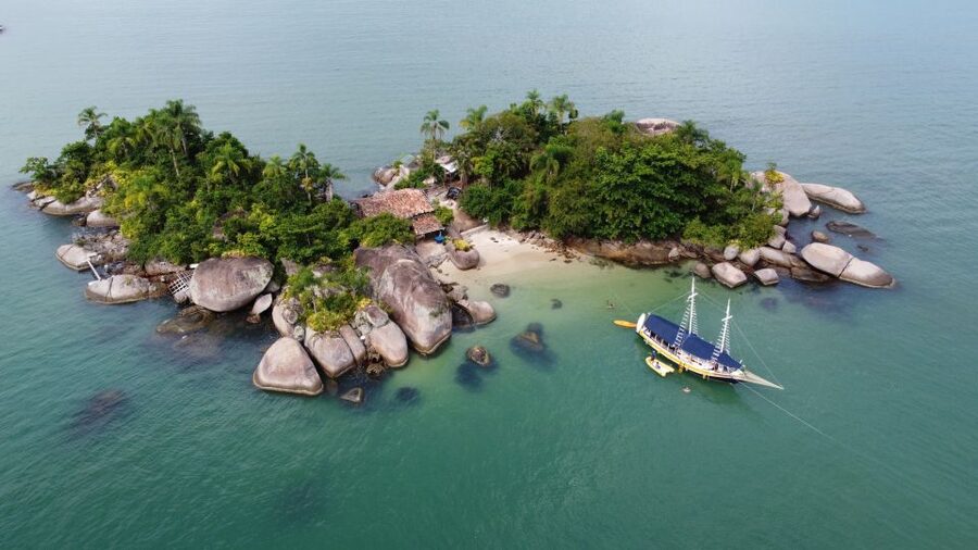 Paraty Bay: Islands & Beaches Boat Tour with Snorkeling - Safety and comfort on a working boat