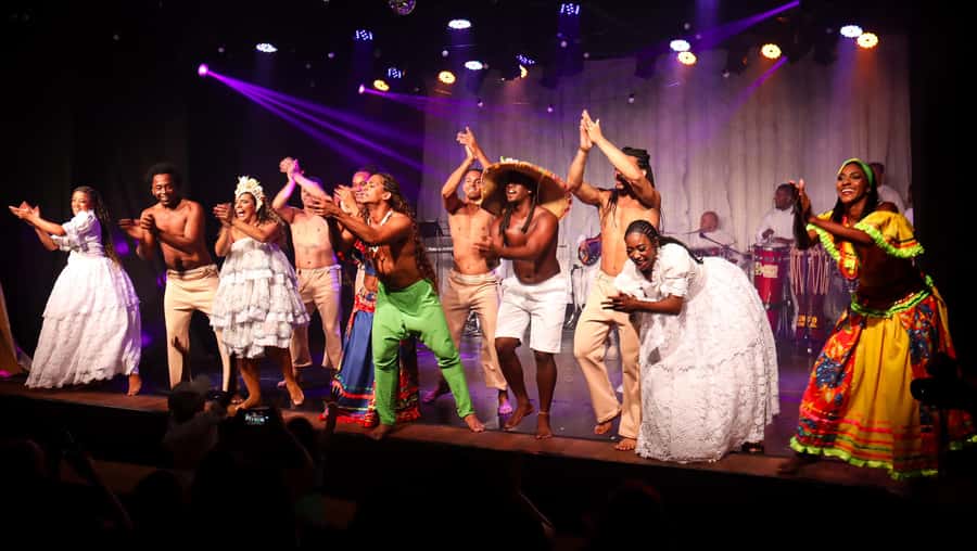 Rio: Ginga Tropical Samba and Folklore Show Ticket - Meeting the performers and handling the photo rules