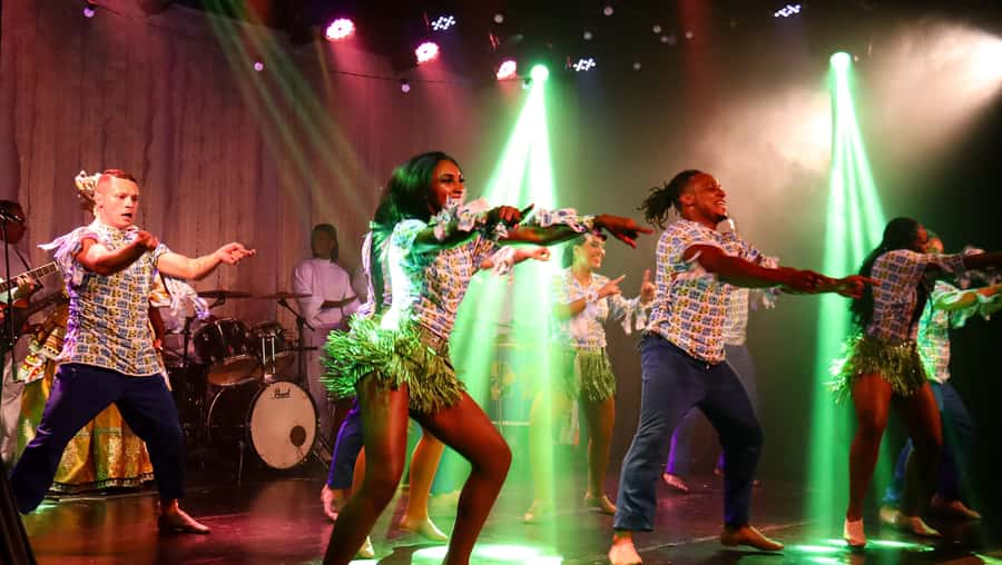 Rio: Ginga Tropical Samba and Folklore Show Ticket - Finding Teatro Fashion Mall in São Conrado