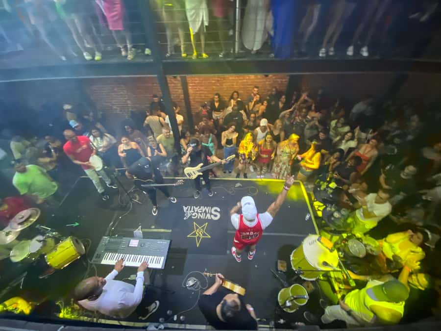 Rio: Pub Crawl in Lapa with Cachaça Tasting and Live Samba - The guides make the biggest difference
