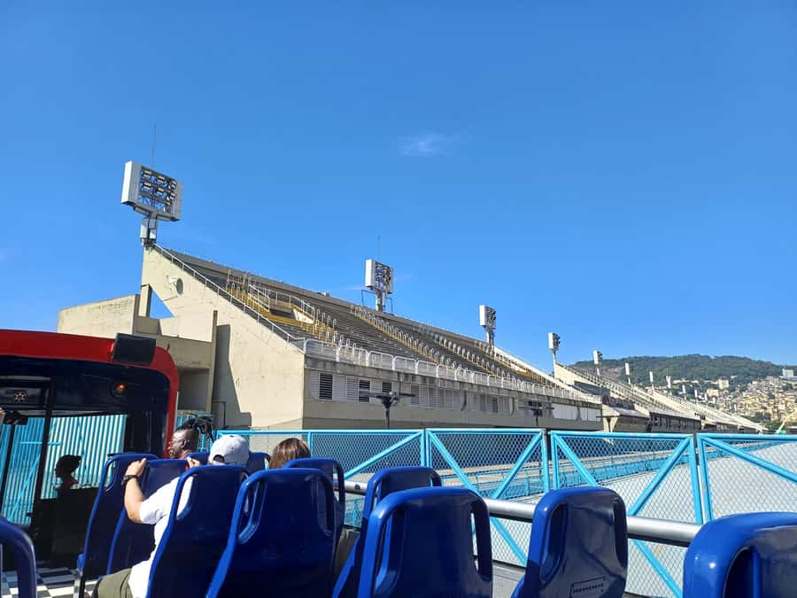 Rio Samba Bus: hop-on hop-off city tour in Rio de Janeiro - Aquarium, Yup Star, and the route toward Maracanã